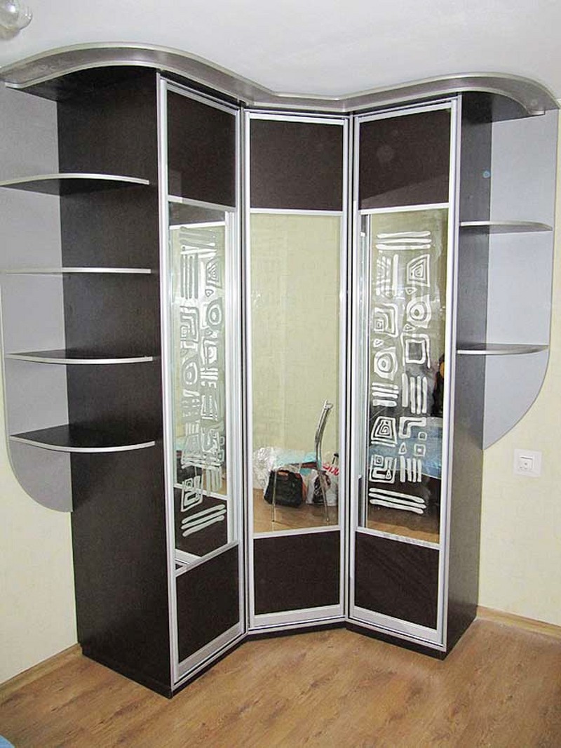 Шкаф с тремя распашными дверьми из алюминиевого профиля